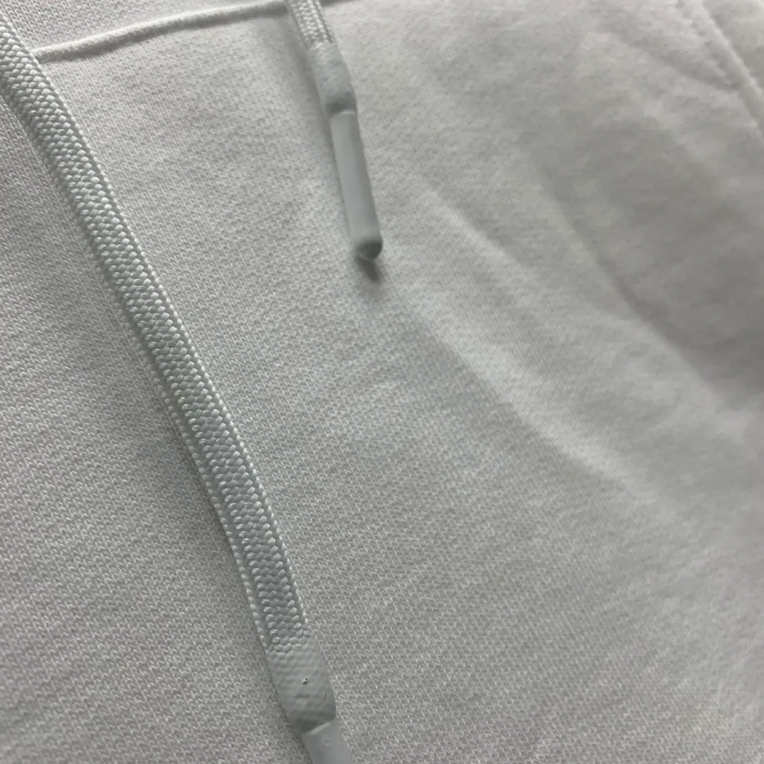 The top tested version of Off-White's new 2023 autumn and winter spray-painted graffiti arrow hooded sweatshirt. The new style adds graffiti elements, adding a touch of literary style to the overall through-style short-sleeved style. This is a typical OFF retro literary style. This is also the first expression of the two cultures since the merger with LV in 2021. The printing adopts screen printing imported glue technology, and the ink dots are even, imitating the natural dynamics of spray paint. The hollows are both dark and light, the transition is smooth, and the gradient effect is visible to the naked eye. The front printing uses the same process. Minimalist letter logo on the chest, OS version, same style for men and women! The 480g cotton texture feels smooth and textured, with full drape.  Color: Black White Size: XS-L P:410